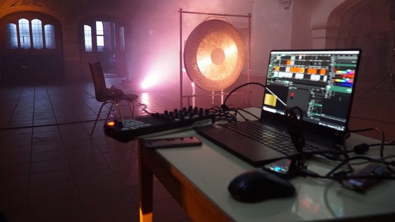 computer running resolume software tam tam gong and light